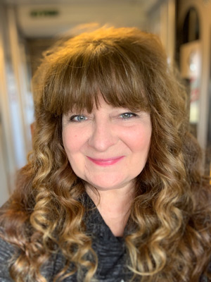 JaneyHeadshotMar19_9561_300